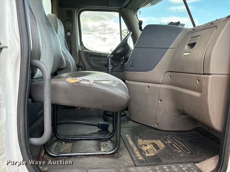image for item EM0001 2011 Freightliner Cascadia 125 semi truck