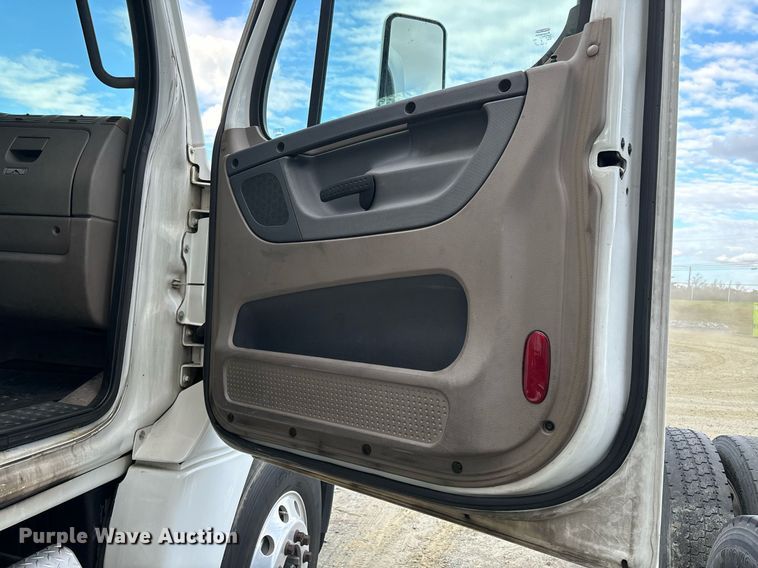 image for item EM0001 2011 Freightliner Cascadia 125 semi truck