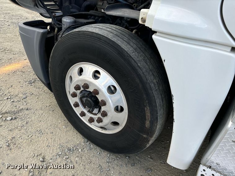 image for item EM0001 2011 Freightliner Cascadia 125 semi truck