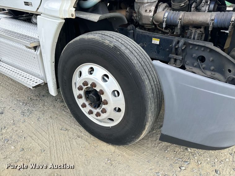 image for item EM0001 2011 Freightliner Cascadia 125 semi truck