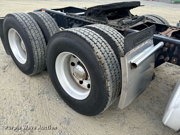 image for item EM0001 2011 Freightliner Cascadia 125 semi truck