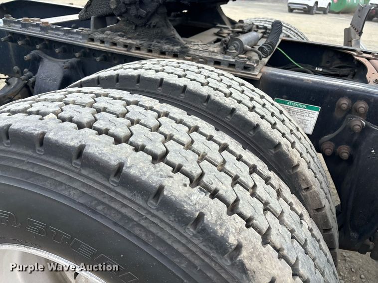 image for item EM0001 2011 Freightliner Cascadia 125 semi truck