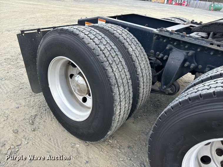 image for item EM0001 2011 Freightliner Cascadia 125 semi truck