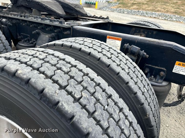 image for item EM0001 2011 Freightliner Cascadia 125 semi truck