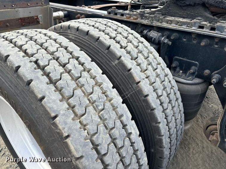 image for item EM0001 2011 Freightliner Cascadia 125 semi truck