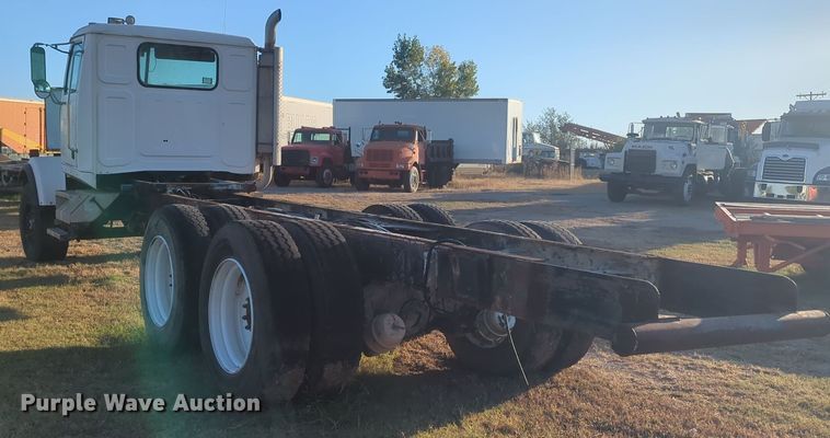 image for item EQ2394 1998 Western Star 4900 truck cab and chassis