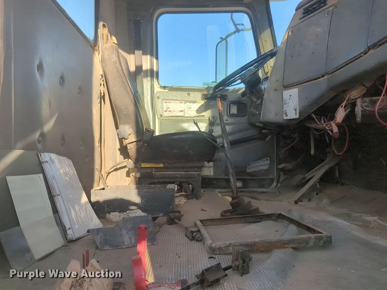 image for item EQ2394 1998 Western Star 4900 truck cab and chassis