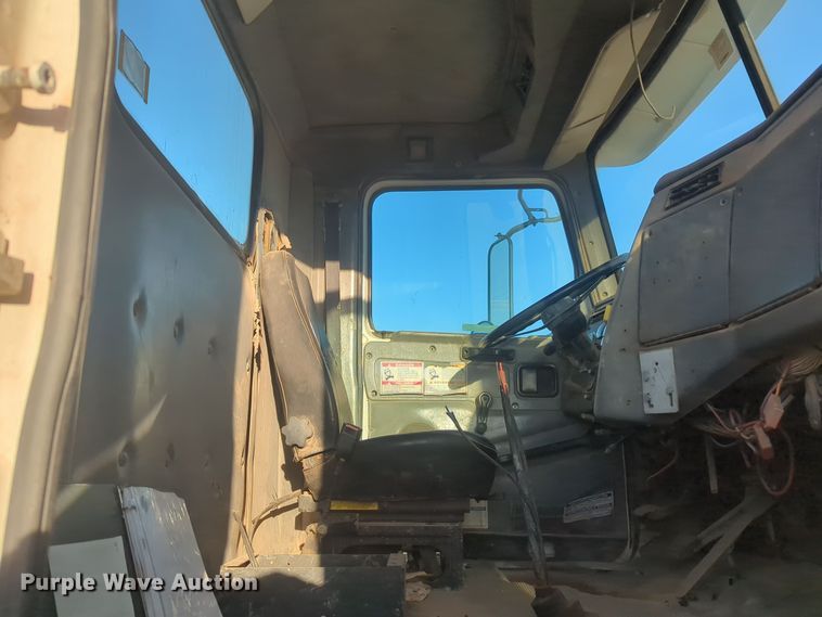 image for item EQ2394 1998 Western Star 4900 truck cab and chassis