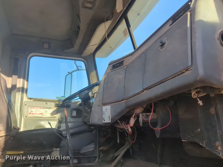 image for item EQ2394 1998 Western Star 4900 truck cab and chassis