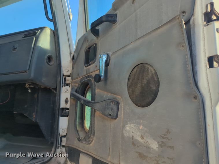 image for item EQ2394 1998 Western Star 4900 truck cab and chassis