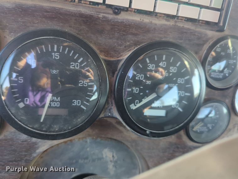 image for item EQ2394 1998 Western Star 4900 truck cab and chassis