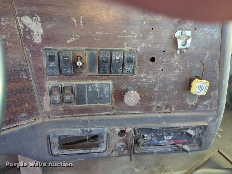 image for item EQ2394 1998 Western Star 4900 truck cab and chassis