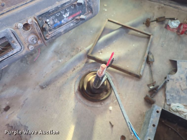 image for item EQ2394 1998 Western Star 4900 truck cab and chassis