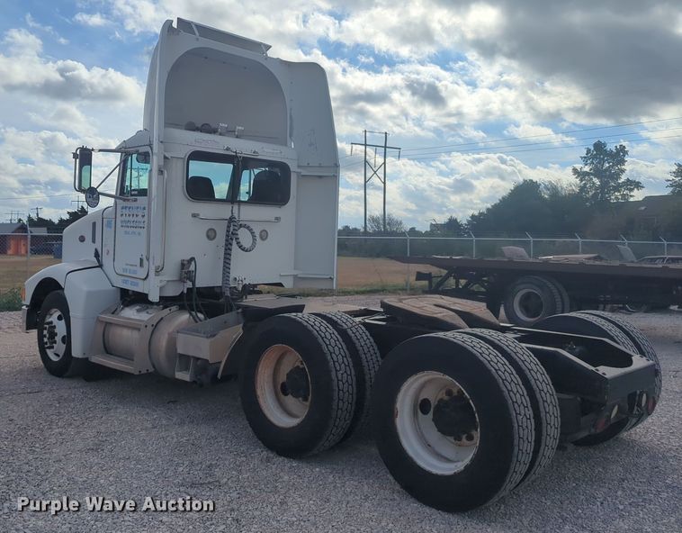 image for item EQ2415 2004 Peterbilt 385 semi truck