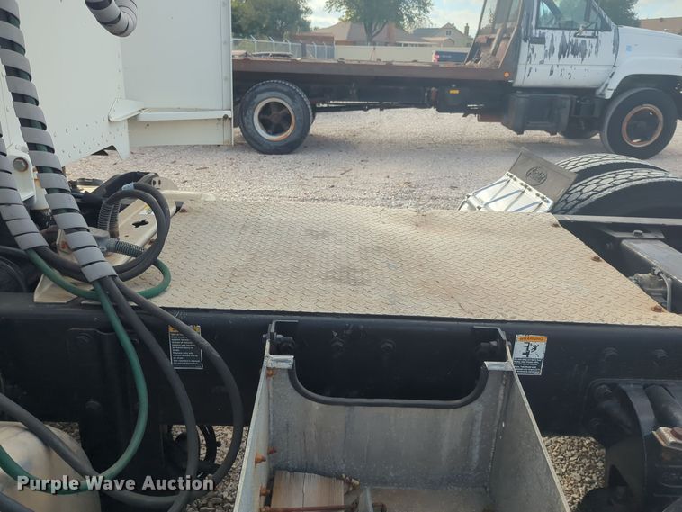 image for item EQ2415 2004 Peterbilt 385 semi truck