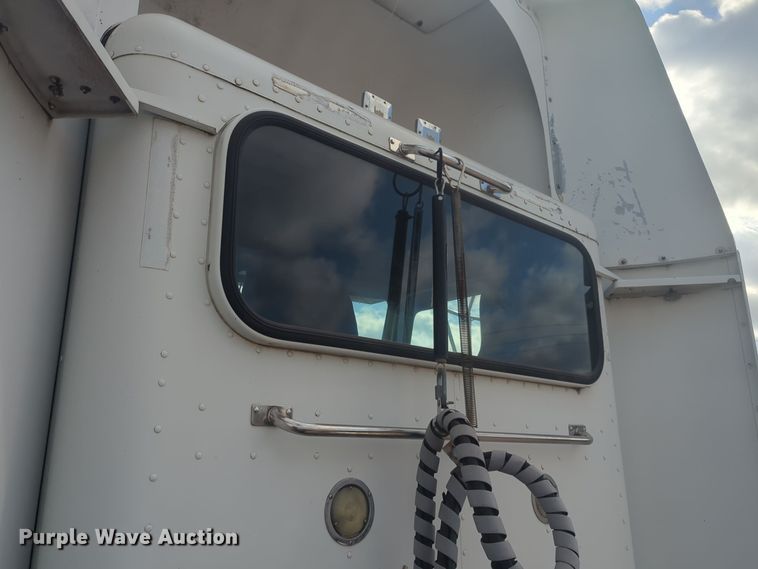 image for item EQ2415 2004 Peterbilt 385 semi truck