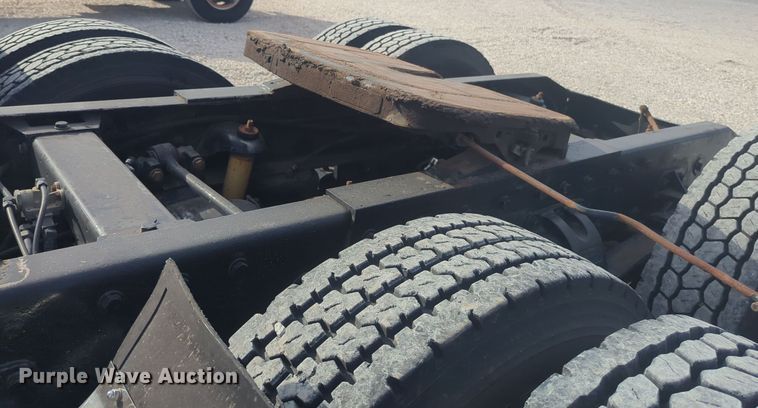 image for item EQ2415 2004 Peterbilt 385 semi truck