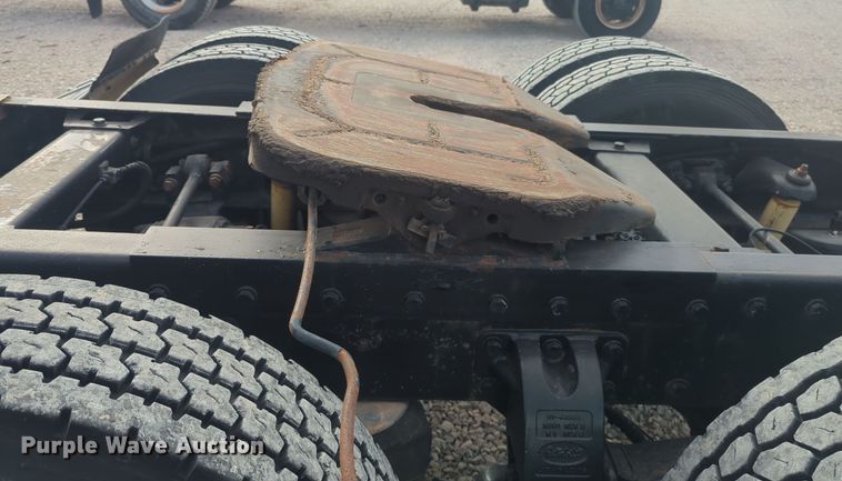 image for item EQ2415 2004 Peterbilt 385 semi truck