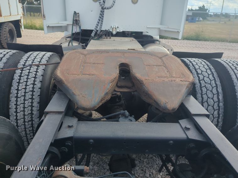 image for item EQ2415 2004 Peterbilt 385 semi truck