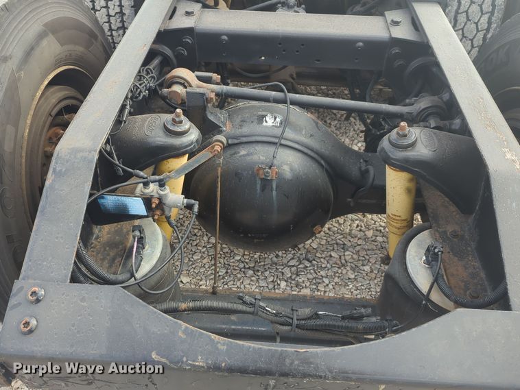 image for item EQ2415 2004 Peterbilt 385 semi truck