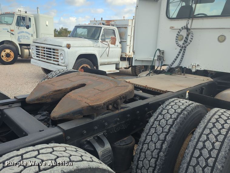 image for item EQ2415 2004 Peterbilt 385 semi truck