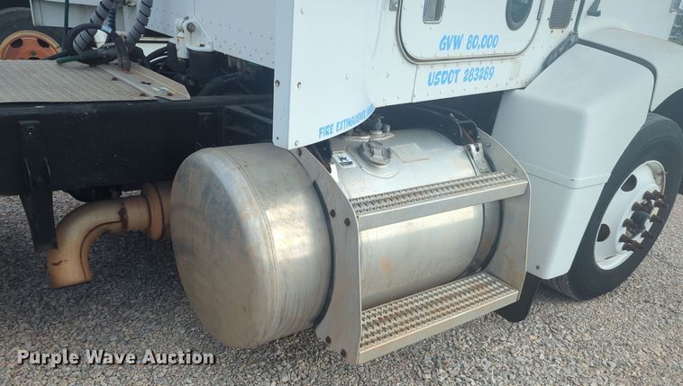 image for item EQ2415 2004 Peterbilt 385 semi truck