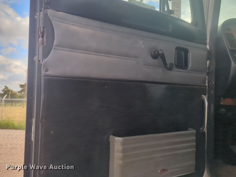 image for item EQ2415 2004 Peterbilt 385 semi truck