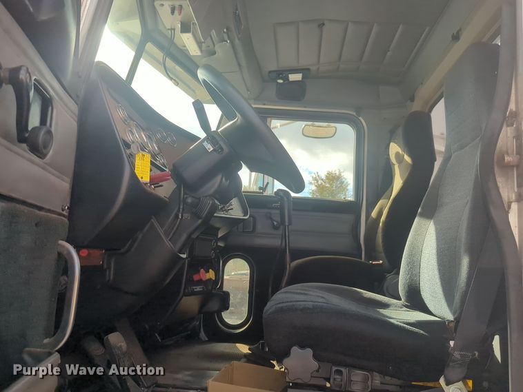 image for item EQ2415 2004 Peterbilt 385 semi truck