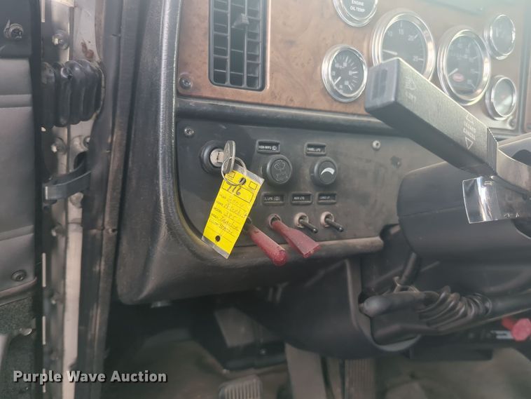 image for item EQ2415 2004 Peterbilt 385 semi truck