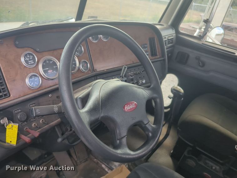 image for item EQ2415 2004 Peterbilt 385 semi truck