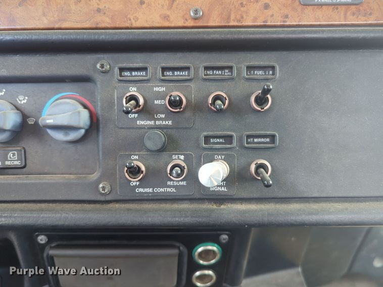 image for item EQ2415 2004 Peterbilt 385 semi truck