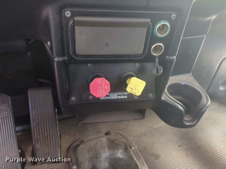 image for item EQ2415 2004 Peterbilt 385 semi truck