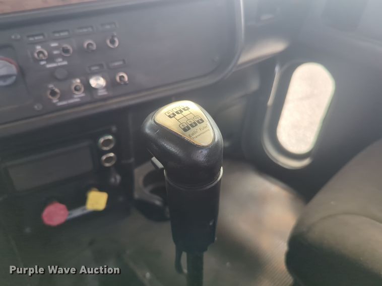 image for item EQ2415 2004 Peterbilt 385 semi truck