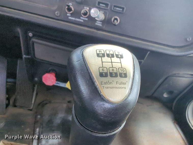 image for item EQ2415 2004 Peterbilt 385 semi truck