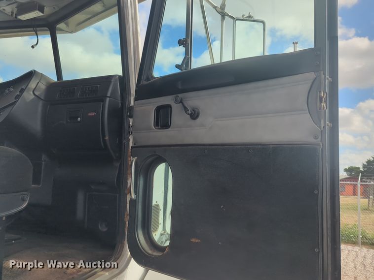 image for item EQ2415 2004 Peterbilt 385 semi truck