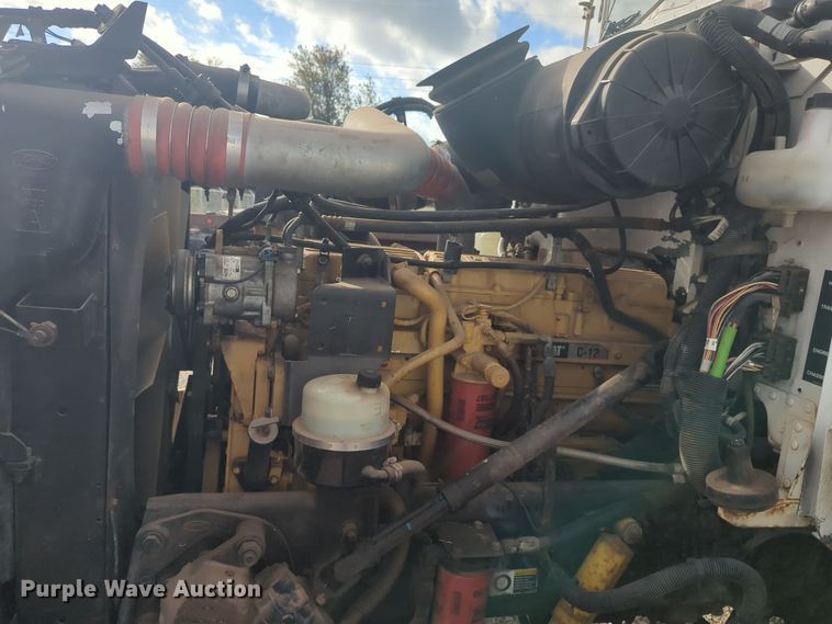 image for item EQ2415 2004 Peterbilt 385 semi truck