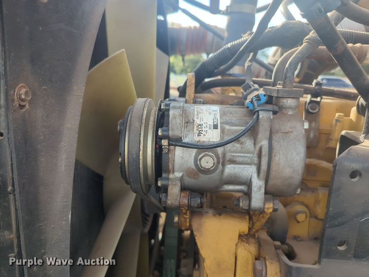 image for item EQ2415 2004 Peterbilt 385 semi truck