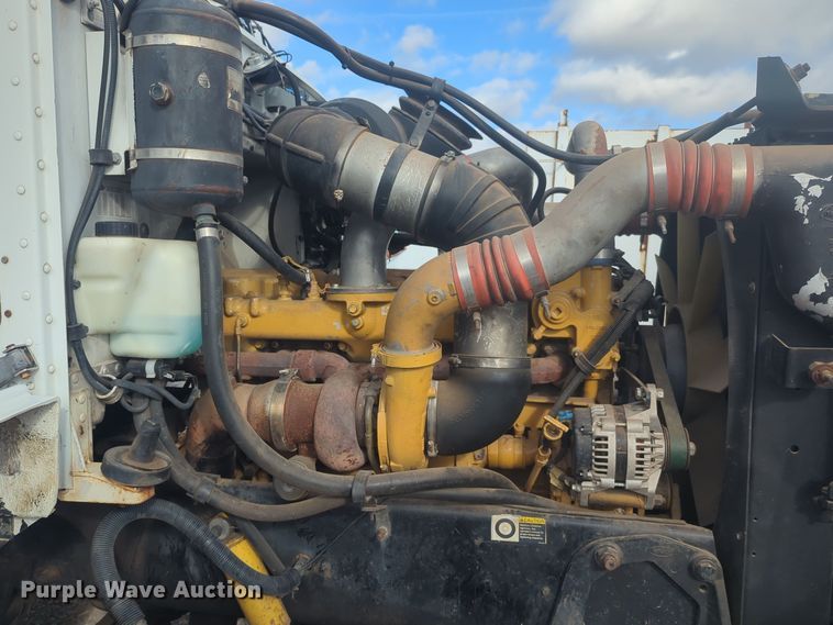 image for item EQ2415 2004 Peterbilt 385 semi truck