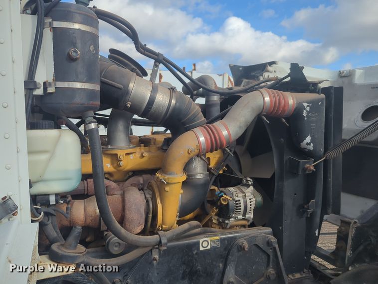 image for item EQ2415 2004 Peterbilt 385 semi truck