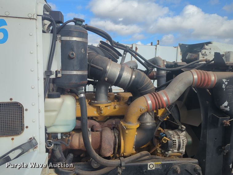 image for item EQ2415 2004 Peterbilt 385 semi truck