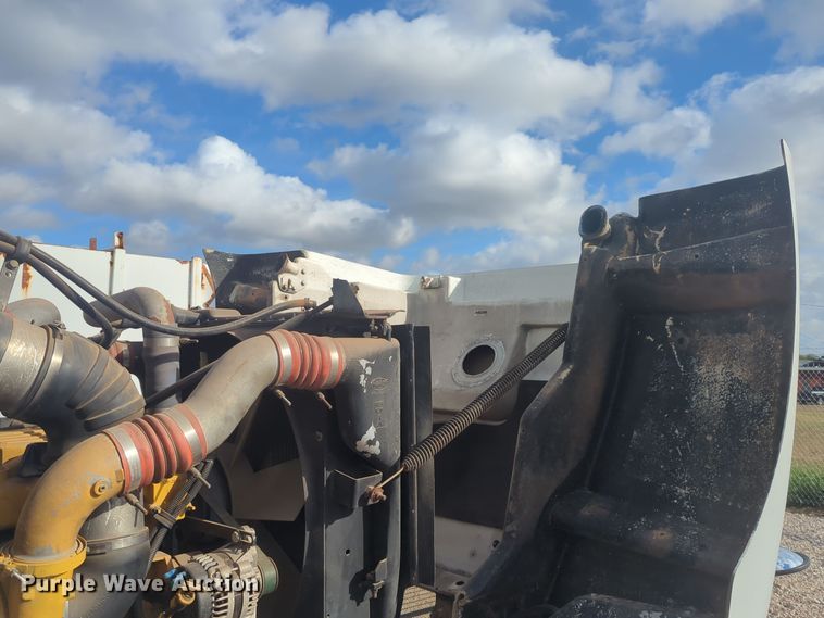 image for item EQ2415 2004 Peterbilt 385 semi truck