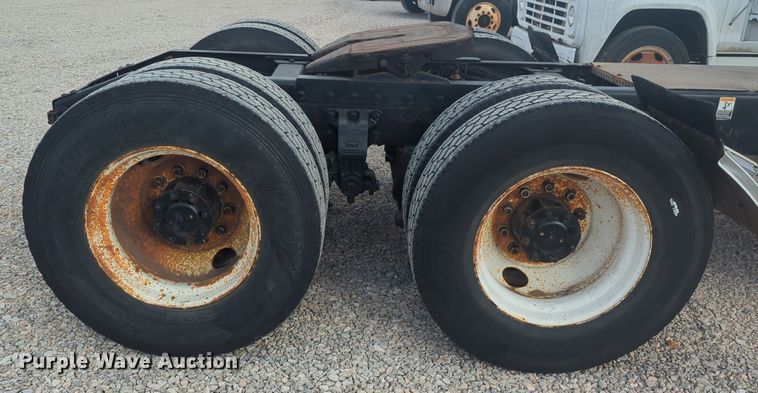 image for item EQ2415 2004 Peterbilt 385 semi truck