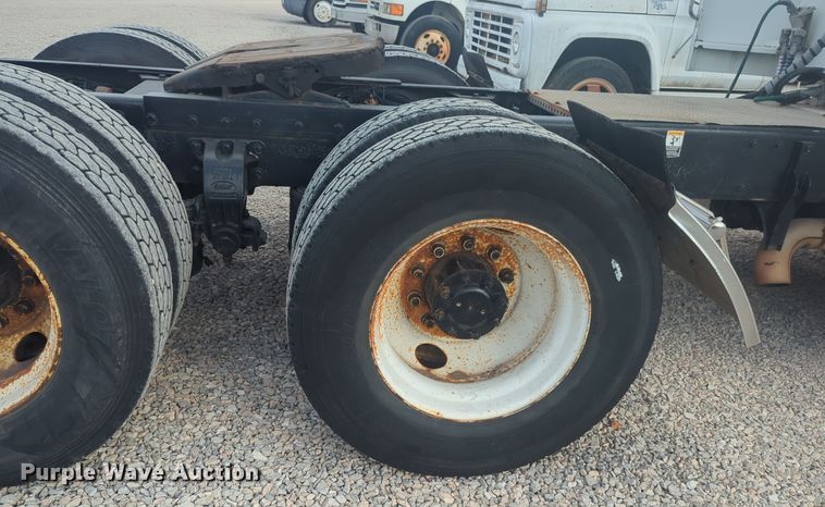 image for item EQ2415 2004 Peterbilt 385 semi truck