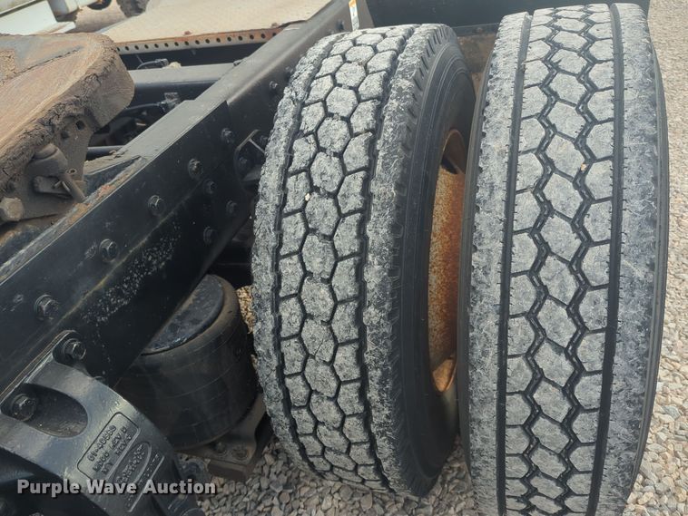 image for item EQ2415 2004 Peterbilt 385 semi truck