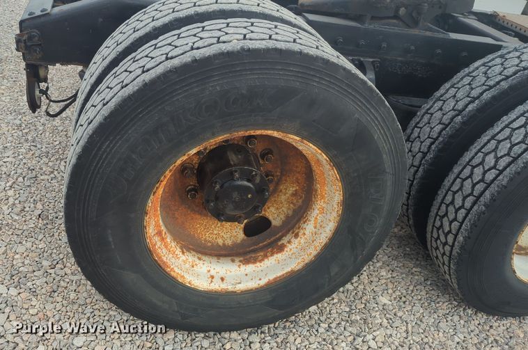 image for item EQ2415 2004 Peterbilt 385 semi truck