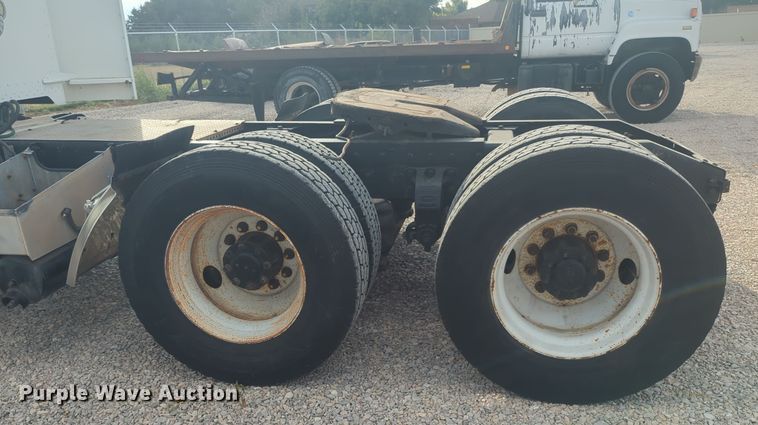 image for item EQ2415 2004 Peterbilt 385 semi truck