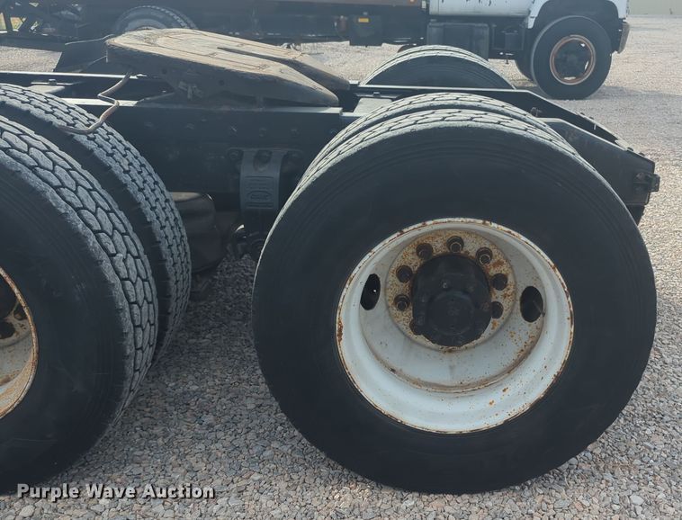 image for item EQ2415 2004 Peterbilt 385 semi truck