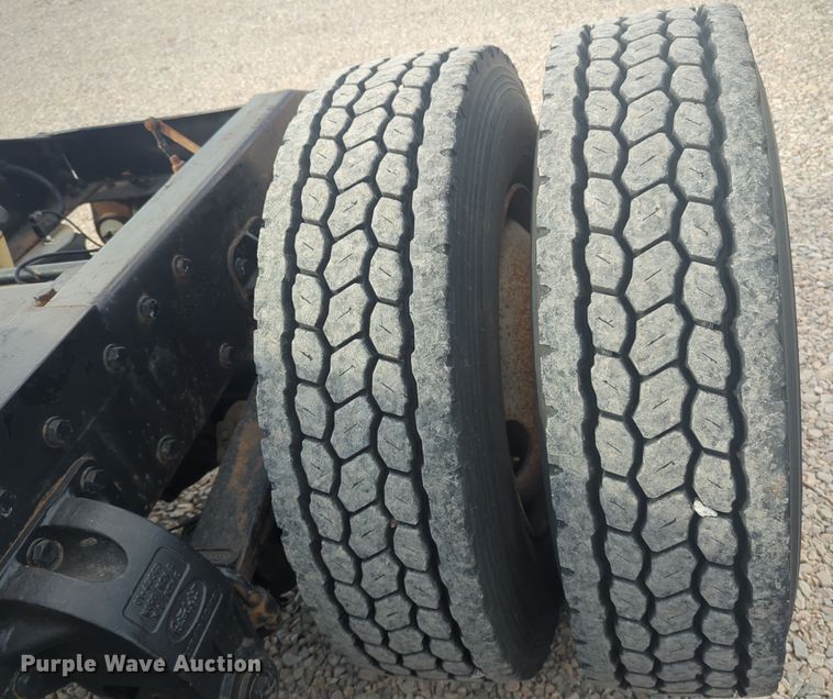 image for item EQ2415 2004 Peterbilt 385 semi truck