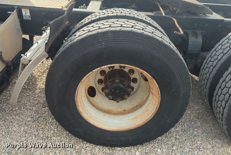 image for item EQ2415 2004 Peterbilt 385 semi truck