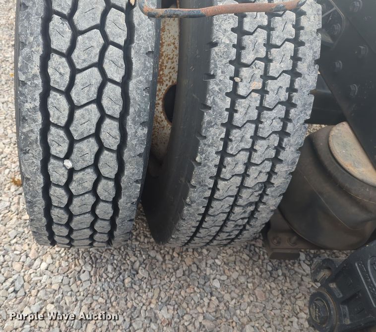 image for item EQ2415 2004 Peterbilt 385 semi truck